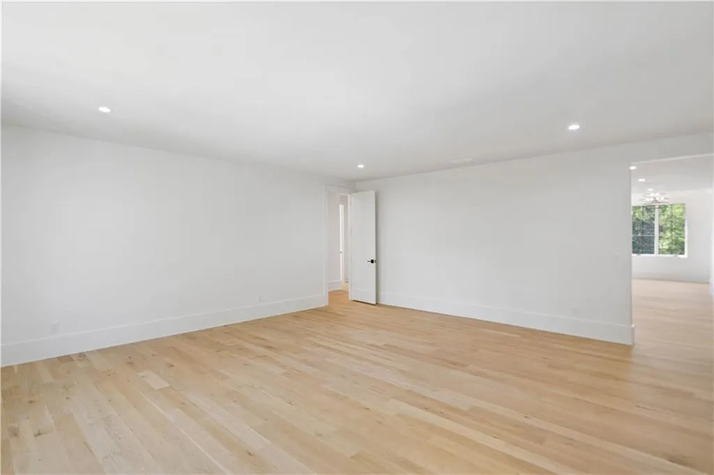 765 Heards Ferry Road, Sandy Springs, Georgia 30328, 6 Bedrooms Bedrooms, ,5 BathroomsBathrooms,Residential,Sold,765 Heards Ferry Road,7207554