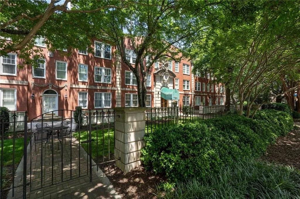 2840 Peachtree Road Nw Unit 307, Atlanta, Georgia 30305, 1 Bedroom Bedrooms, ,2 BathroomsBathrooms,Residential,For Sale,2840 Peachtree Road Nw Unit 307,7580424