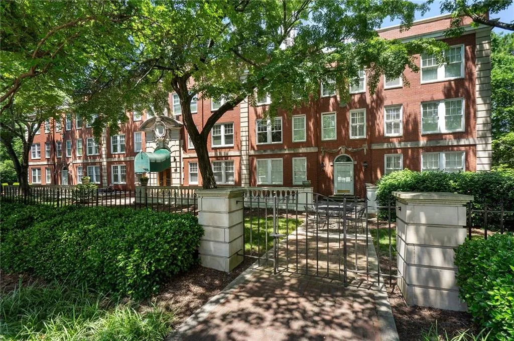 2840 Peachtree Road Nw Unit 307, Atlanta, Georgia 30305, 1 Bedroom Bedrooms, ,2 BathroomsBathrooms,Residential,For Sale,2840 Peachtree Road Nw Unit 307,7580424