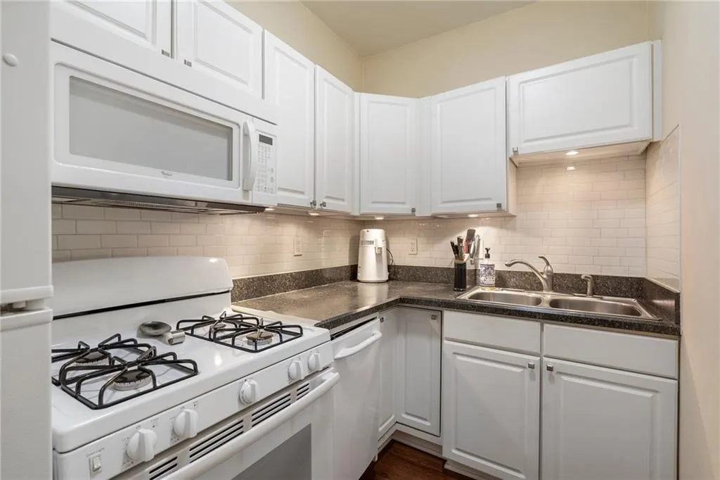 2840 Peachtree Road Nw Unit 307, Atlanta, Georgia 30305, 1 Bedroom Bedrooms, ,2 BathroomsBathrooms,Residential,For Sale,2840 Peachtree Road Nw Unit 307,7580424