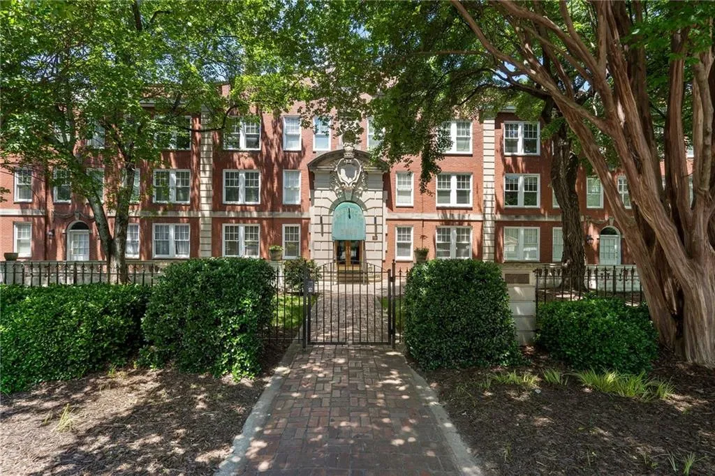2840 Peachtree Road Nw Unit 307, Atlanta, Georgia 30305, 1 Bedroom Bedrooms, ,2 BathroomsBathrooms,Residential,For Sale,2840 Peachtree Road Nw Unit 307,7580424