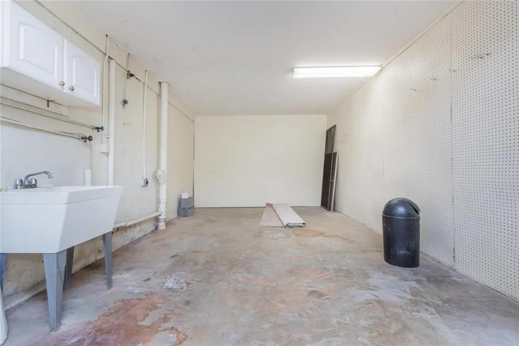 301 Dunwoody Chace, Sandy Springs, Georgia 30328, 3 Bedrooms Bedrooms, ,3 BathroomsBathrooms,Residential,Sold,301 Dunwoody Chace,6106458