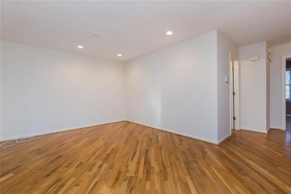 301 Dunwoody Chace, Sandy Springs, Georgia 30328, 3 Bedrooms Bedrooms, ,3 BathroomsBathrooms,Residential,Sold,301 Dunwoody Chace,6106458