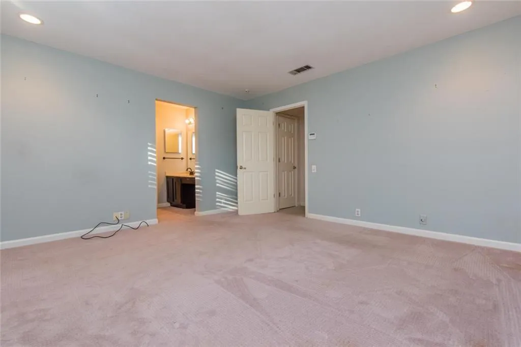 301 Dunwoody Chace, Sandy Springs, Georgia 30328, 3 Bedrooms Bedrooms, ,3 BathroomsBathrooms,Residential,Sold,301 Dunwoody Chace,6106458