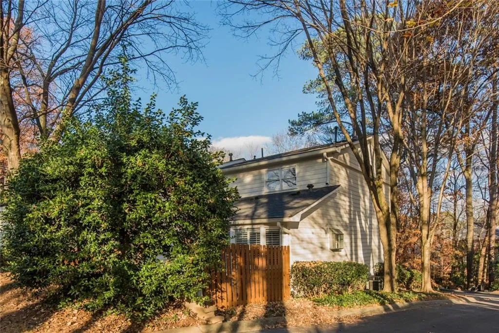 301 Dunwoody Chace, Sandy Springs, Georgia 30328, 3 Bedrooms Bedrooms, ,3 BathroomsBathrooms,Residential,Sold,301 Dunwoody Chace,6106458