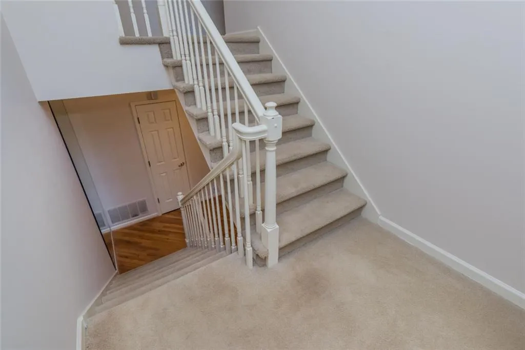 301 Dunwoody Chace, Sandy Springs, Georgia 30328, 3 Bedrooms Bedrooms, ,3 BathroomsBathrooms,Residential,Sold,301 Dunwoody Chace,6106458