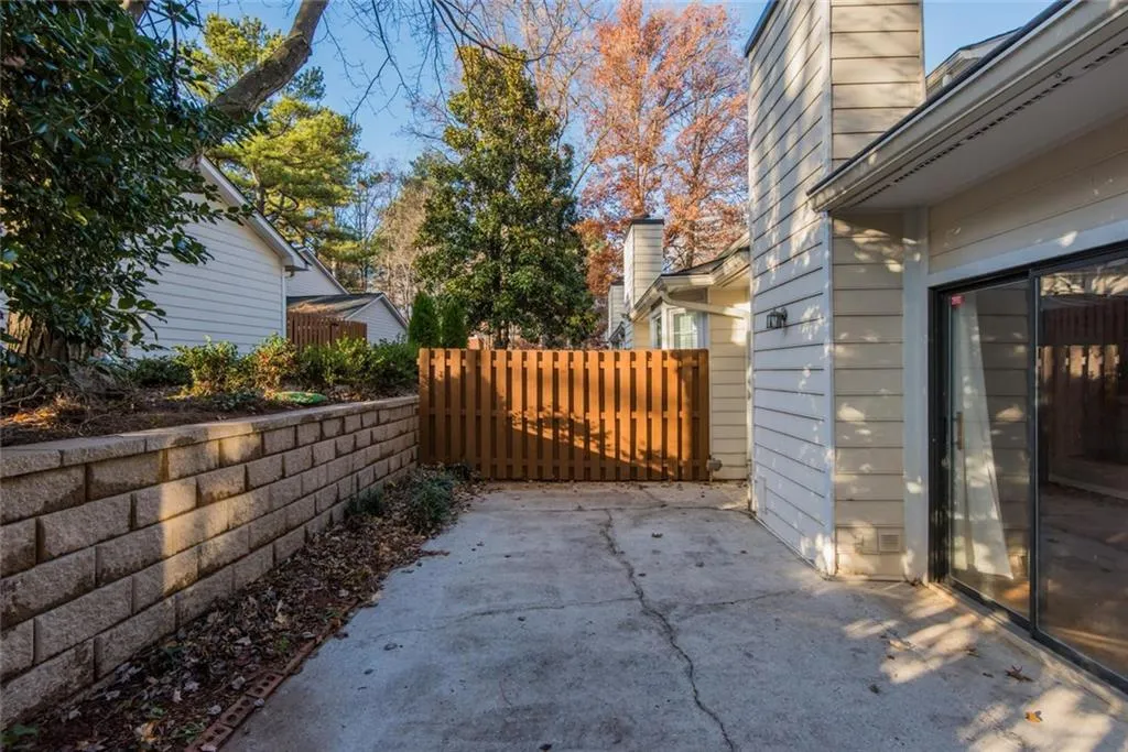 301 Dunwoody Chace, Sandy Springs, Georgia 30328, 3 Bedrooms Bedrooms, ,3 BathroomsBathrooms,Residential,Sold,301 Dunwoody Chace,6106458