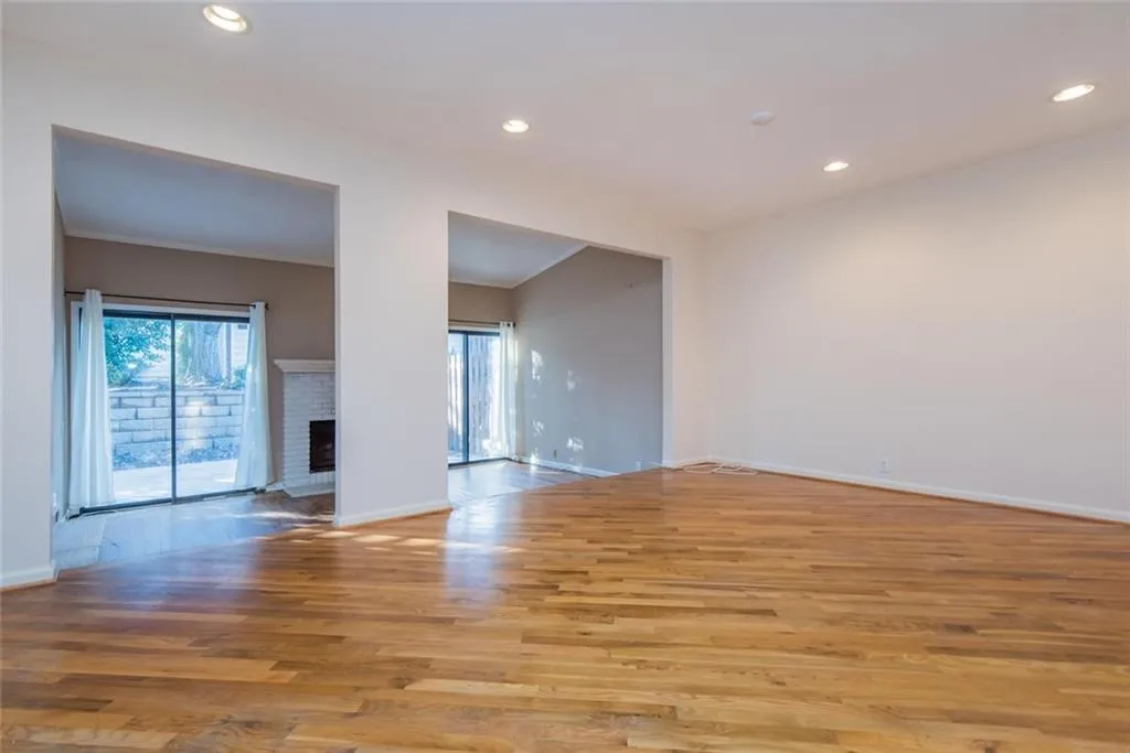 301 Dunwoody Chace, Sandy Springs, Georgia 30328, 3 Bedrooms Bedrooms, ,3 BathroomsBathrooms,Residential,Sold,301 Dunwoody Chace,6106458