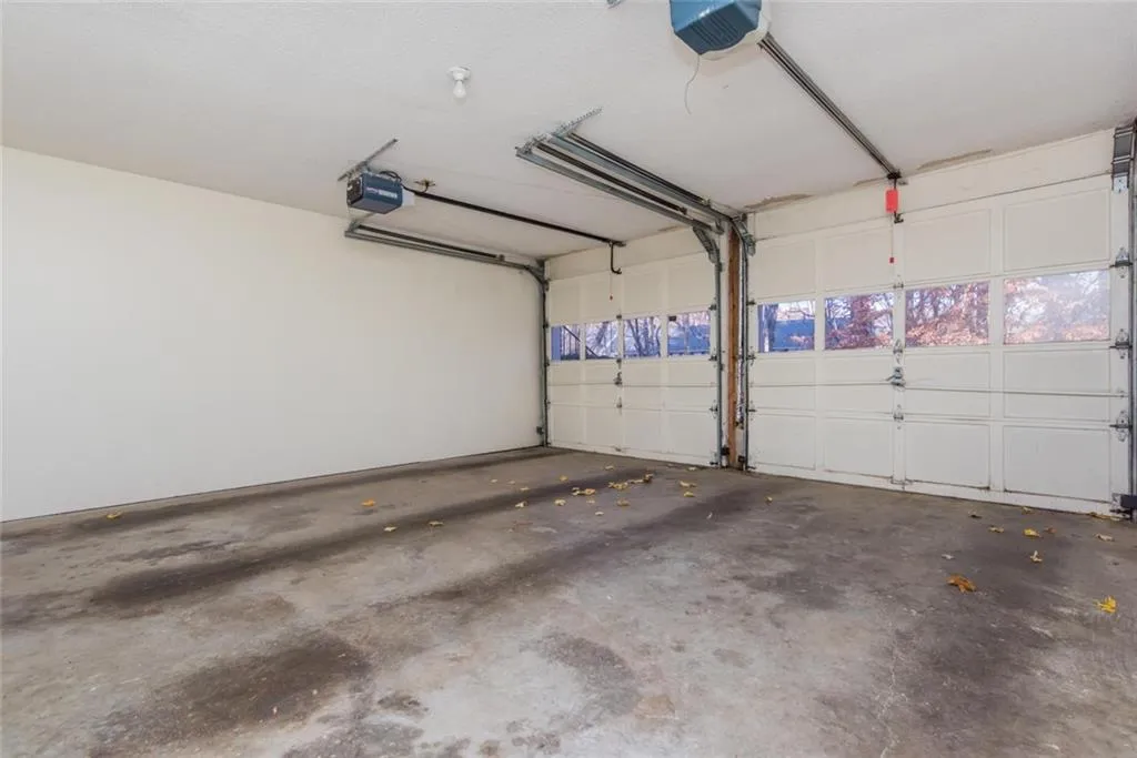 301 Dunwoody Chace, Sandy Springs, Georgia 30328, 3 Bedrooms Bedrooms, ,3 BathroomsBathrooms,Residential,Sold,301 Dunwoody Chace,6106458