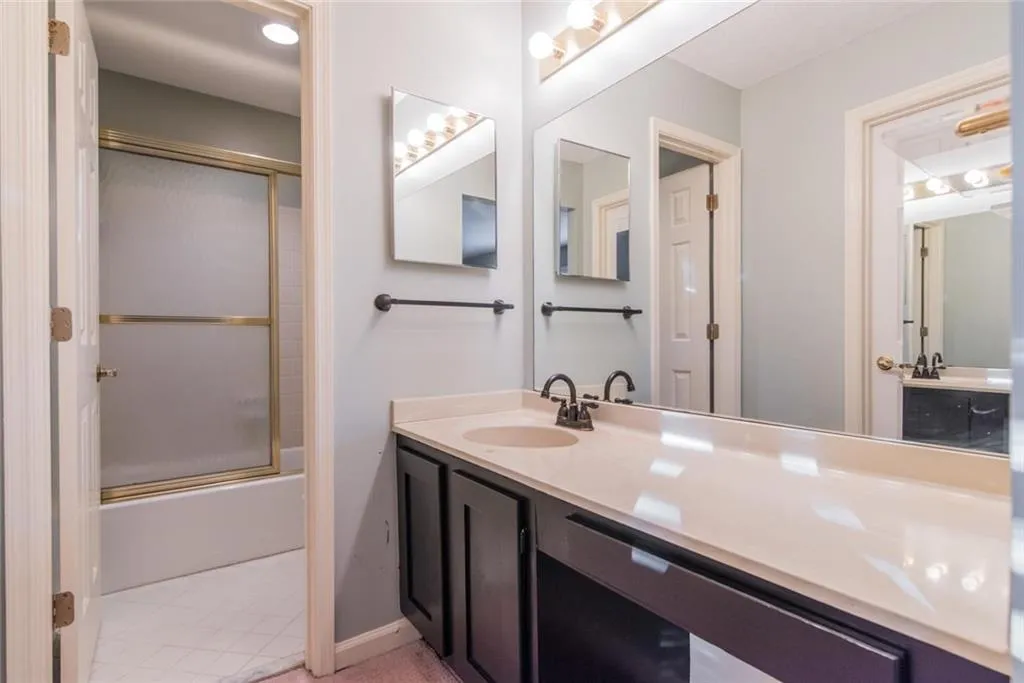 301 Dunwoody Chace, Sandy Springs, Georgia 30328, 3 Bedrooms Bedrooms, ,3 BathroomsBathrooms,Residential,Sold,301 Dunwoody Chace,6106458