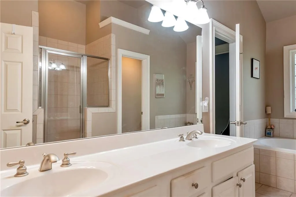 103 Glentown Way, Atlanta, Georgia 30328, 3 Bedrooms Bedrooms, ,3 BathroomsBathrooms,Residential,Sold,103 Glentown Way,7474682