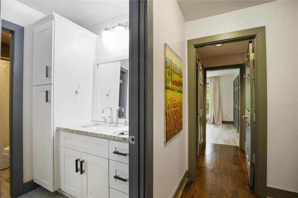 full bath in hallway