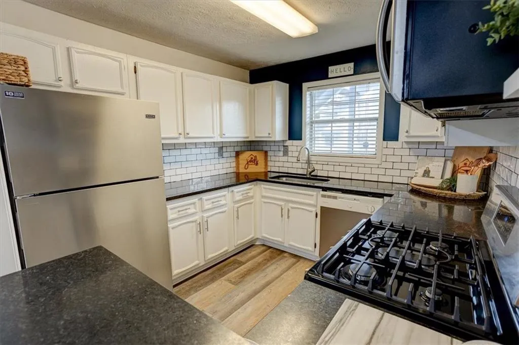 1302 Natchez Trace, Sandy Springs, Georgia 30350, 2 Bedrooms Bedrooms, ,1 BathroomBathrooms,Residential,Sold,1302 Natchez Trace,7166297