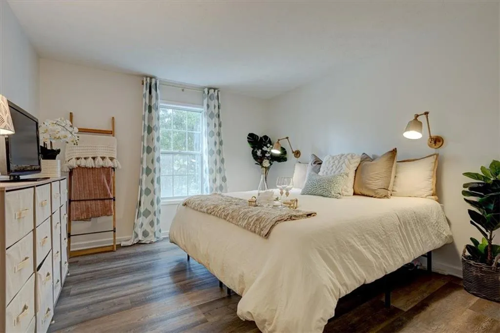 1302 Natchez Trace, Sandy Springs, Georgia 30350, 2 Bedrooms Bedrooms, ,1 BathroomBathrooms,Residential,Sold,1302 Natchez Trace,7166297