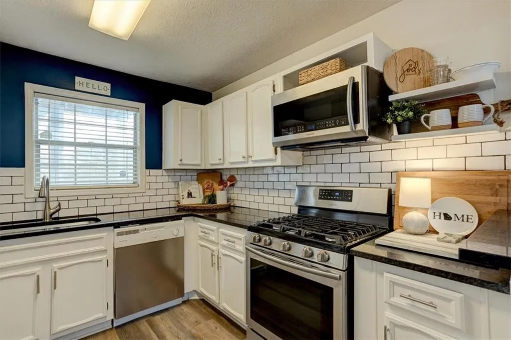 1302 Natchez Trace, Sandy Springs, Georgia 30350, 2 Bedrooms Bedrooms, ,1 BathroomBathrooms,Residential,Sold,1302 Natchez Trace,7166297