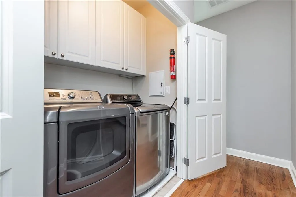 5446 Glenridge View, Sandy Springs, Georgia 30342, 3 Bedrooms Bedrooms, ,3 BathroomsBathrooms,Residential,Sold,5446 Glenridge View,6896512