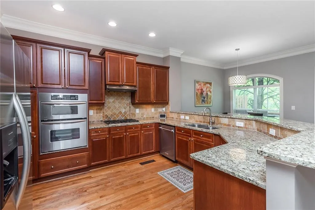 5446 Glenridge View, Sandy Springs, Georgia 30342, 3 Bedrooms Bedrooms, ,3 BathroomsBathrooms,Residential,Sold,5446 Glenridge View,6896512