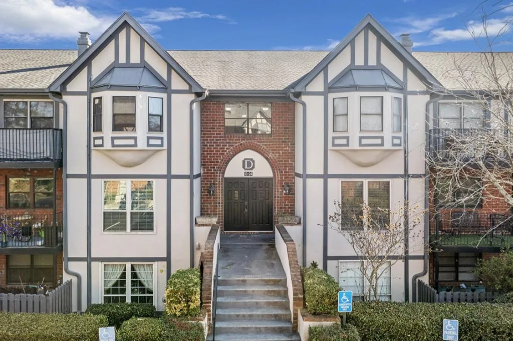 6851 Roswell Road Unit D14, Atlanta, Georgia 30328, 3 Bedrooms Bedrooms, ,2 BathroomsBathrooms,Residential,For Sale,6851 Roswell Road Unit D14,7497644