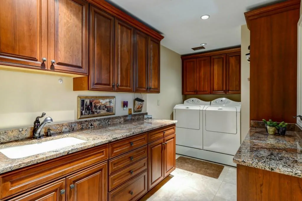 6070 Weatherly Drive, Sandy Springs, Georgia 30328, 5 Bedrooms Bedrooms, ,3 BathroomsBathrooms,Residential,Sold,6070 Weatherly Drive,5505371
