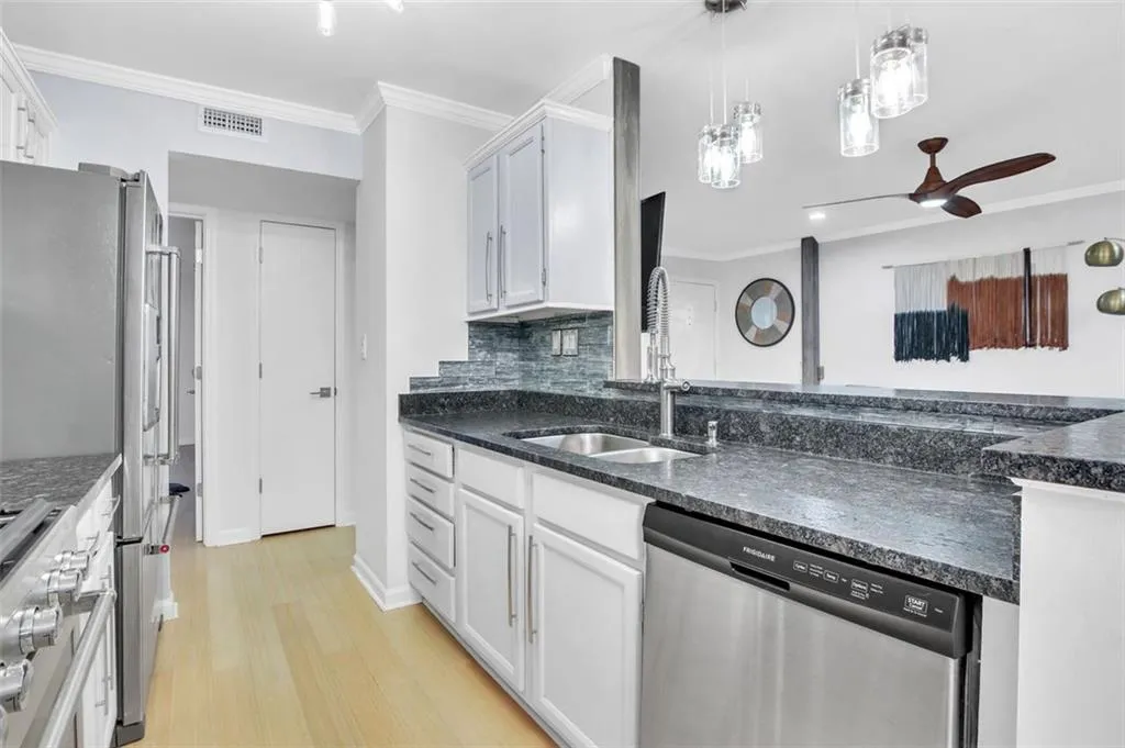 905 Garden Court, Atlanta, Georgia 30328, 2 Bedrooms Bedrooms, ,2 BathroomsBathrooms,Residential,Sold,905 Garden Court,7387613