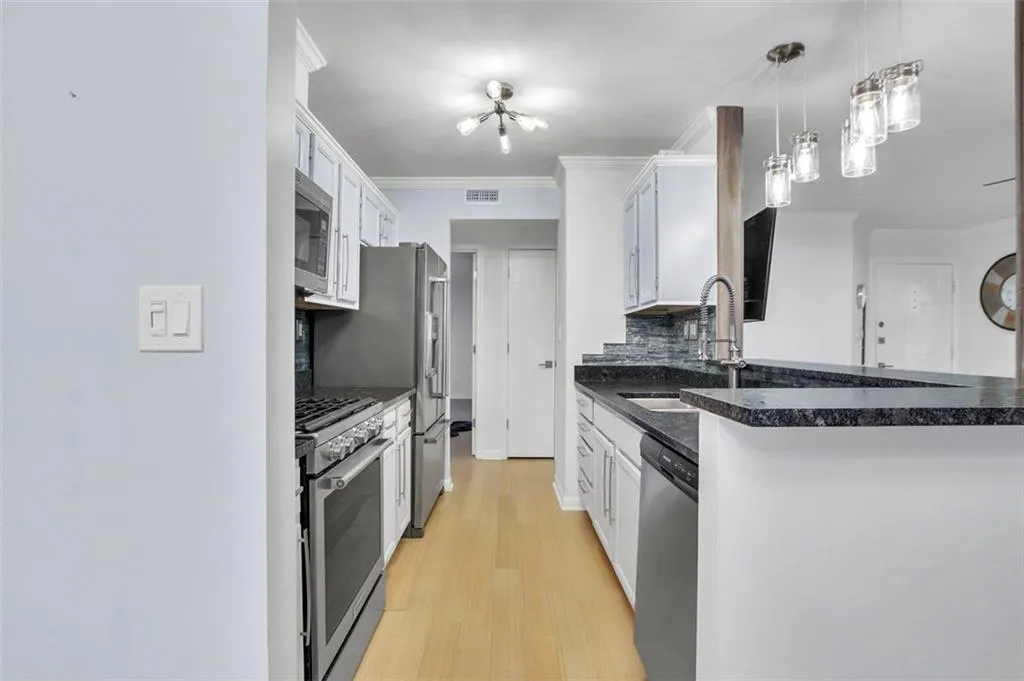 905 Garden Court, Atlanta, Georgia 30328, 2 Bedrooms Bedrooms, ,2 BathroomsBathrooms,Residential,Sold,905 Garden Court,7387613