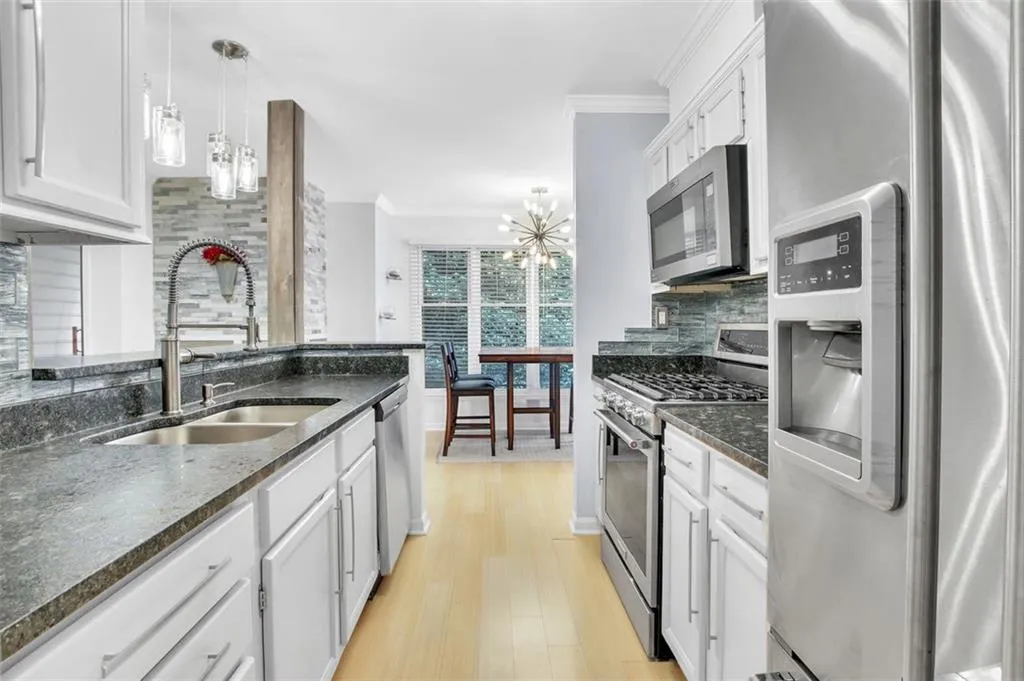 905 Garden Court, Atlanta, Georgia 30328, 2 Bedrooms Bedrooms, ,2 BathroomsBathrooms,Residential,Sold,905 Garden Court,7387613