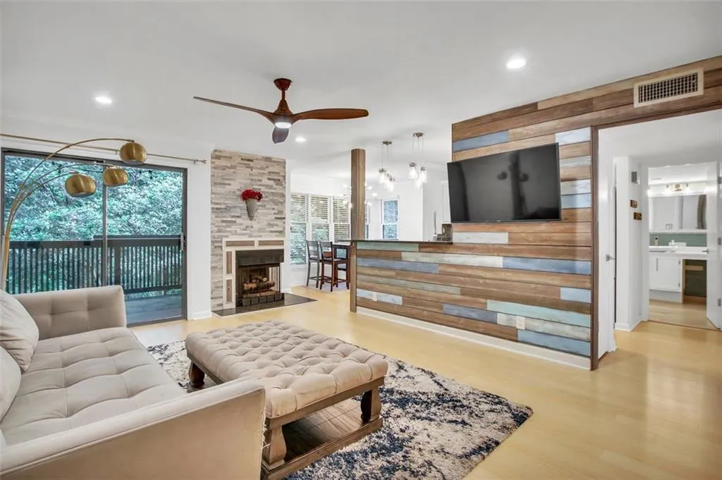 905 Garden Court, Atlanta, Georgia 30328, 2 Bedrooms Bedrooms, ,2 BathroomsBathrooms,Residential,Sold,905 Garden Court,7387613