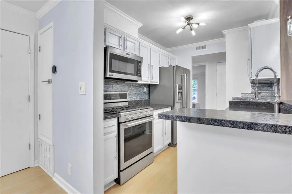 905 Garden Court, Atlanta, Georgia 30328, 2 Bedrooms Bedrooms, ,2 BathroomsBathrooms,Residential,Sold,905 Garden Court,7387613