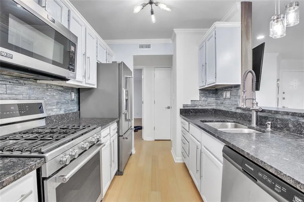 905 Garden Court, Atlanta, Georgia 30328, 2 Bedrooms Bedrooms, ,2 BathroomsBathrooms,Residential,Sold,905 Garden Court,7387613