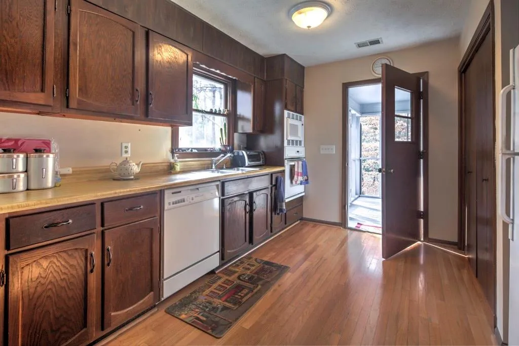 430 Highbrook Drive, Atlanta, Georgia 30342, 3 Bedrooms Bedrooms, ,3 BathroomsBathrooms,Residential,Sold,430 Highbrook Drive,5800030