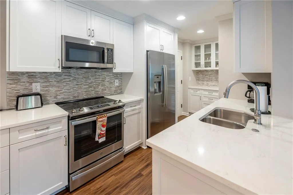 300 Johnson Ferry Road Ne Unit A411-413, Sandy Springs, Georgia 30328, 2 Bedrooms Bedrooms, ,2 BathroomsBathrooms,Residential,Sold,300 Johnson Ferry Road Ne Unit A411-413,6955538