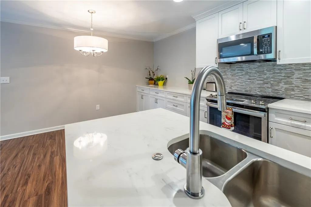 300 Johnson Ferry Road Ne Unit A411-413, Sandy Springs, Georgia 30328, 2 Bedrooms Bedrooms, ,2 BathroomsBathrooms,Residential,Sold,300 Johnson Ferry Road Ne Unit A411-413,6955538