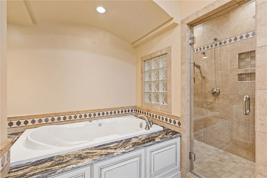 3180 Mathieson Drive Ne Unit 1401, Atlanta, Georgia 30305, 2 Bedrooms Bedrooms, ,2 BathroomsBathrooms,Residential,For Sale,3180 Mathieson Drive Ne Unit 1401,7647617