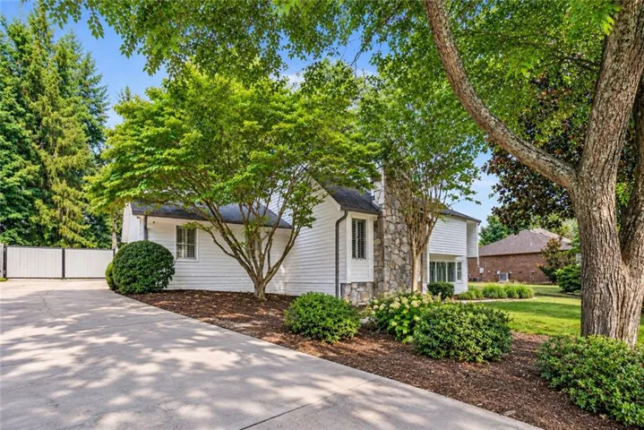 290 Saddle Lake Drive, Roswell, Georgia 30076