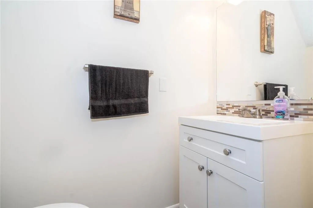 Bathroom with vanity and backsplash