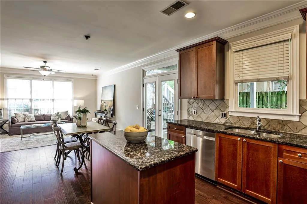 2204 Parkview Run Nw, Atlanta, Georgia 30318, 3 Bedrooms Bedrooms, ,2 BathroomsBathrooms,Residential,For Sale,2204 Parkview Run Nw,7638328