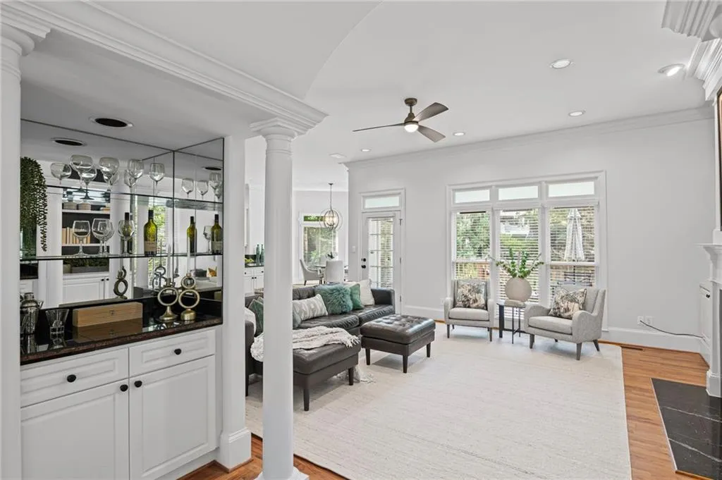 Wet bar connecting the living and family rooms