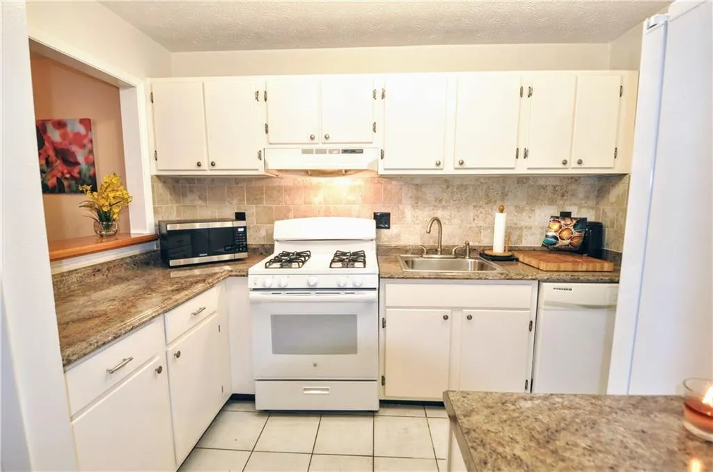 504 River Run Drive, Sandy Springs, Georgia 30350, 2 Bedrooms Bedrooms, ,1 BathroomBathrooms,Residential,Sold,504 River Run Drive,6902505