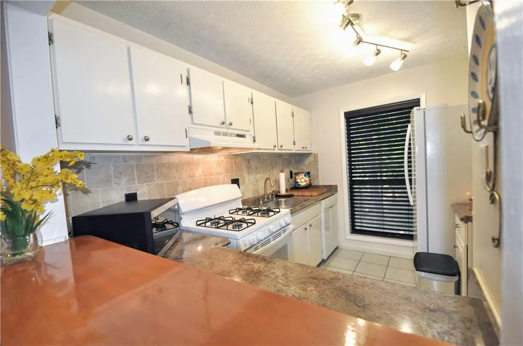 504 River Run Drive, Sandy Springs, Georgia 30350, 2 Bedrooms Bedrooms, ,1 BathroomBathrooms,Residential,Sold,504 River Run Drive,6902505