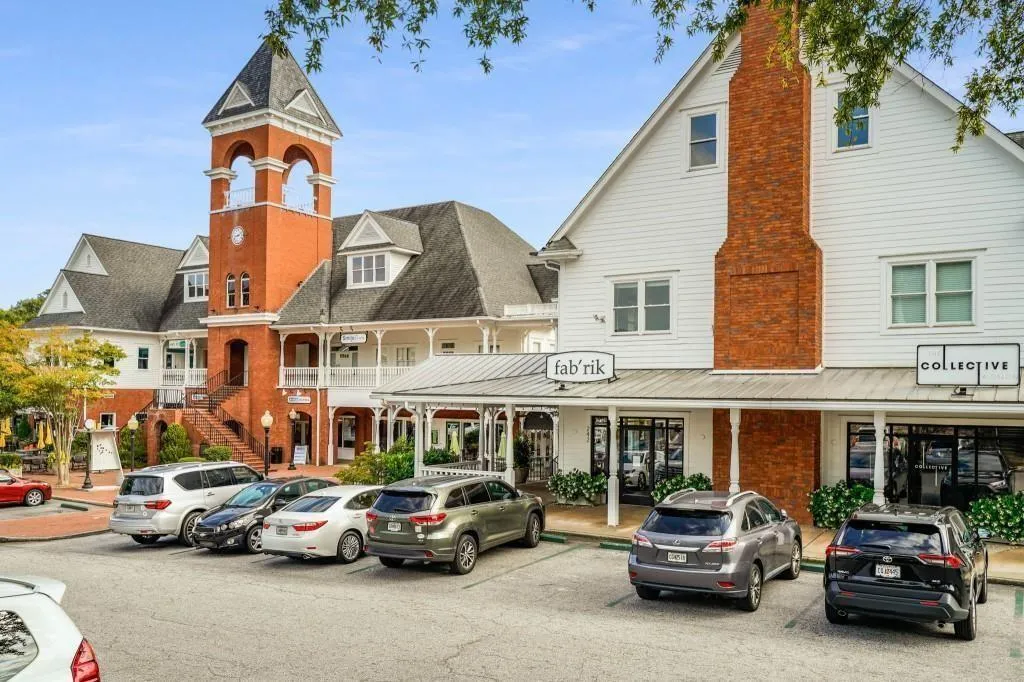 Upscale shopping and dining in Historic Vinings Village