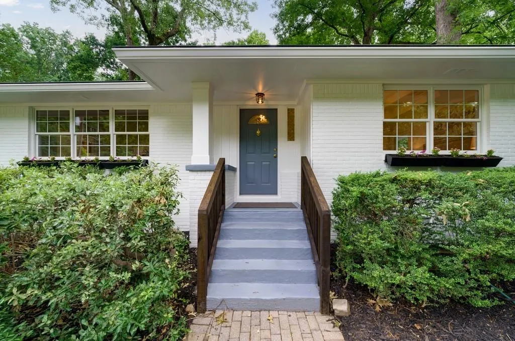 350 Forest Hills Drive, Sandy Springs, Georgia 30342, 3 Bedrooms Bedrooms, ,2 BathroomsBathrooms,Residential,Sold,350 Forest Hills Drive,7055895