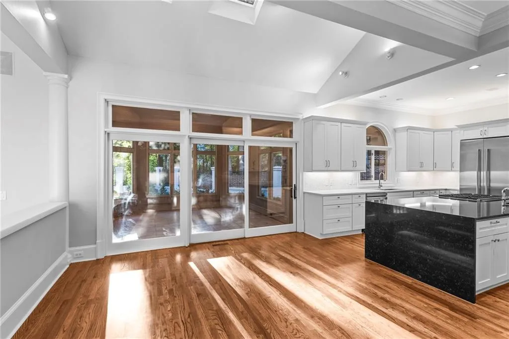 Enjoy casual everyday dining in this spacious breakfast area!