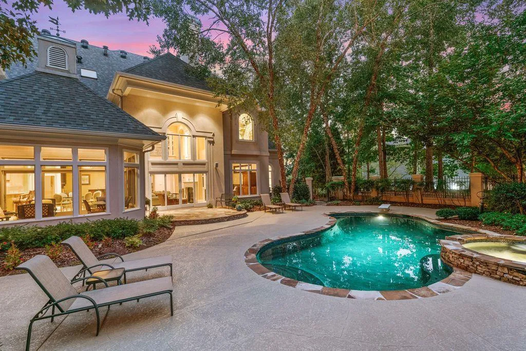 10' deep saltwater pool is heated w/custom cover