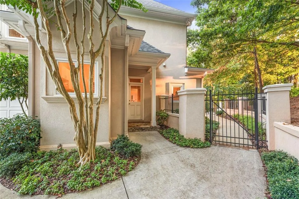 Side entry is perfect for caterers  & housekeepers. Gate goes to pool!