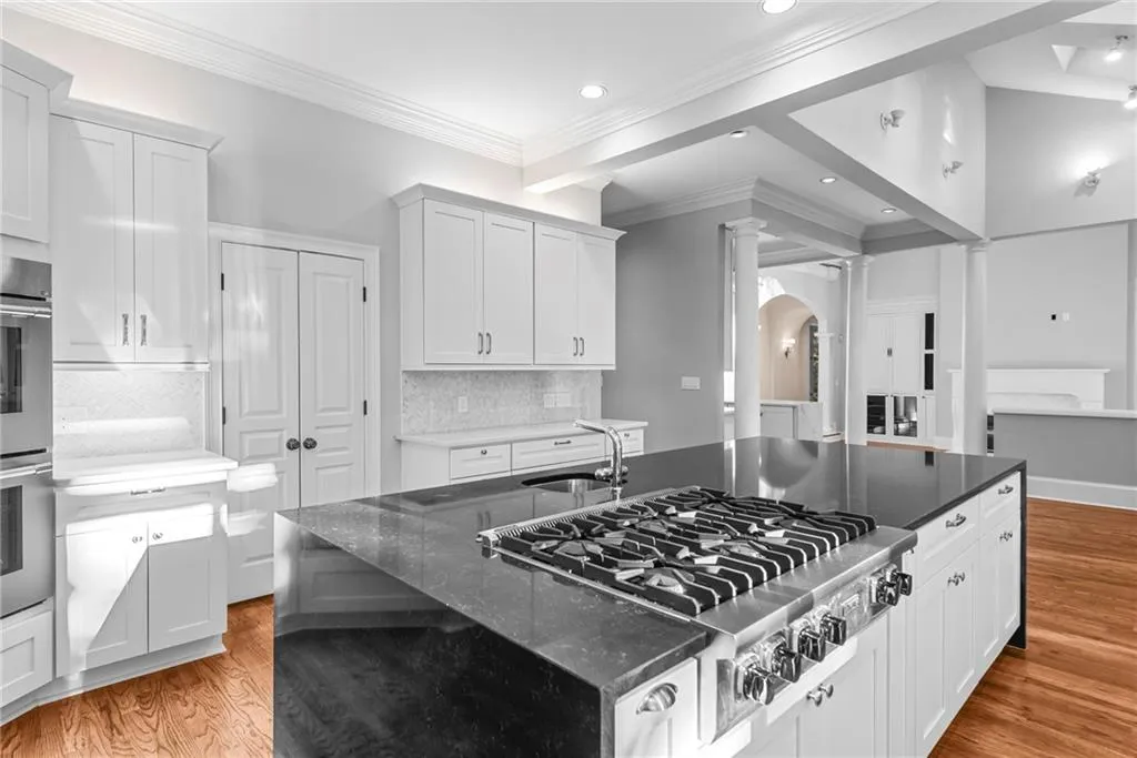 6 burner Viking Cooktop - and so much light!!