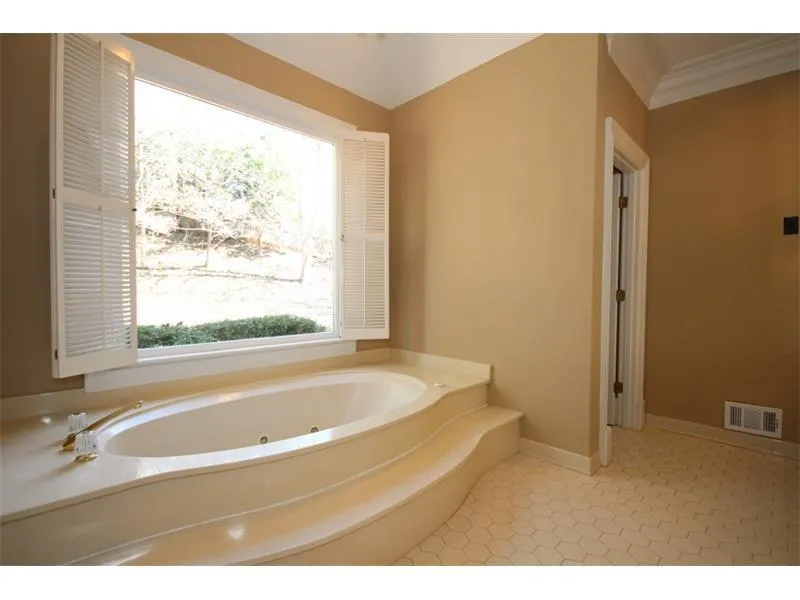 550 Avignon Court, Sandy Springs, Georgia 30350, 4 Bedrooms Bedrooms, ,3 BathroomsBathrooms,Residential,Sold,550 Avignon Court,5655355