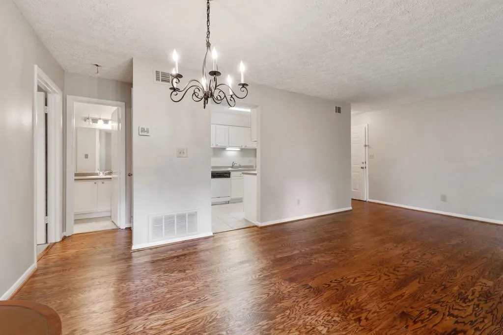 5157 Roswell Road Unit 5, Sandy Springs, Georgia 30342, 1 Bedroom Bedrooms, ,1 BathroomBathrooms,Residential,Sold,5157 Roswell Road Unit 5,6723189