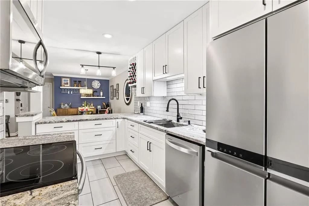 1704 Brighton Point, Atlanta, Georgia 30328, 2 Bedrooms Bedrooms, ,2 BathroomsBathrooms,Residential,For Sale,1704 Brighton Point,7654901