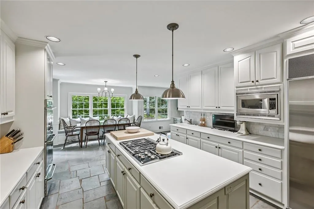 685 Tanglewood Trail, Atlanta, Georgia 30327, 5 Bedrooms Bedrooms, ,4 BathroomsBathrooms,Residential,Sold,685 Tanglewood Trail,7407730