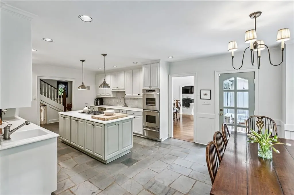 685 Tanglewood Trail, Atlanta, Georgia 30327, 5 Bedrooms Bedrooms, ,4 BathroomsBathrooms,Residential,Sold,685 Tanglewood Trail,7407730